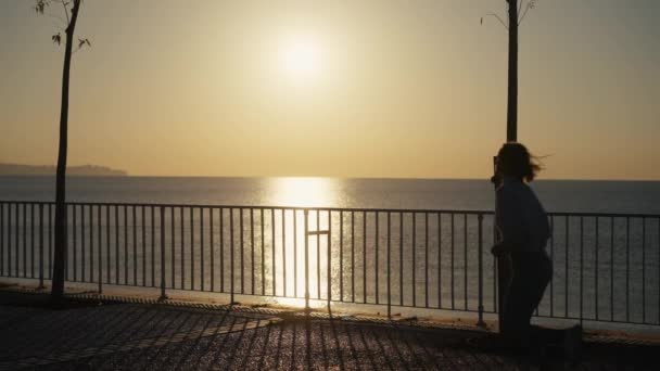 Una Donna Che Corre Sulla Strada Sulla Spiaggia Filmati Alta — Video Stock