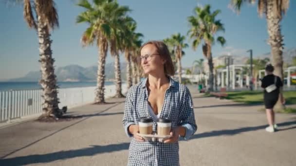 Giovane Donna Caucasica Con Due Tazze Caffè Sorridente Camminare Riva — Video Stock