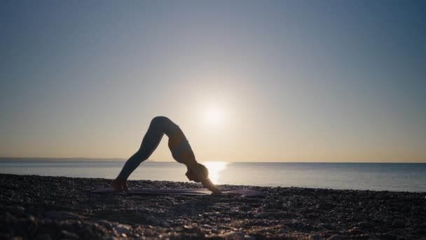 Een Jonge Blanke Vrouw Die Yoga Beoefent Jonge Gezonde Vrouw — Stockvideo