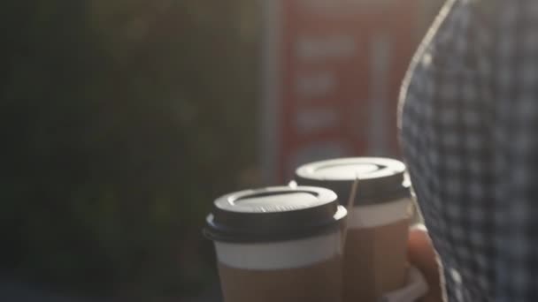 Kawa Wynos Kobieta Ręce Trzyma Dwie Papierowe Filiżanki Gorącej Kawy — Wideo stockowe