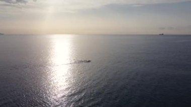 Açık deniz yüzüşü. Denizde yüzen açık deniz. Yüksek kalite 4k görüntü