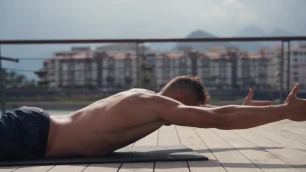 Homme Caucasien Fit Fait Des Extensions Dos Superman Sur Tapis — Video