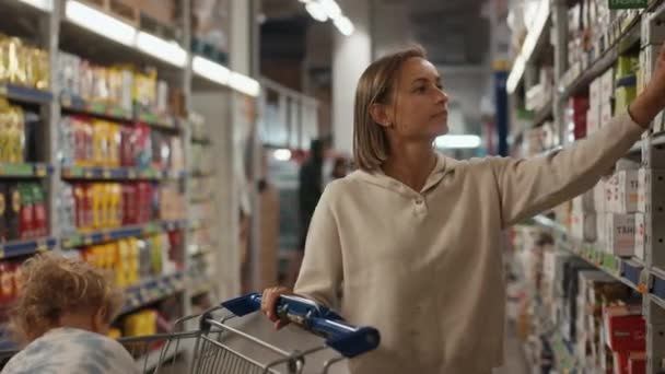 Pigen Køberen Vælger Produkter Ind Hylderne Supermarkedet Køberen Undersøger Produktet – Stock-video