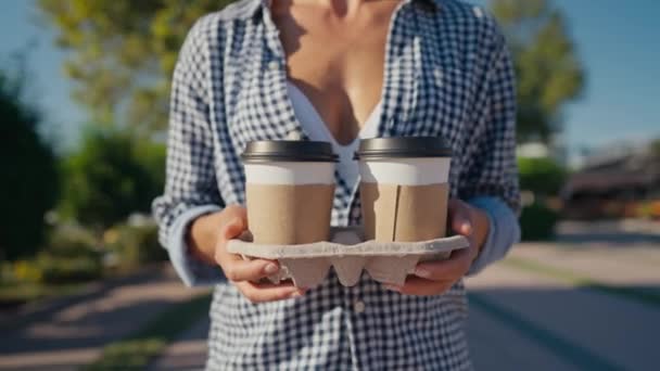 Primer Plano Una Mujer Con Las Manos Camisa Azul Sosteniendo — Vídeo de stock