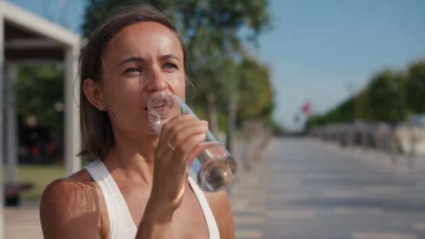 Fiatal Sportoló Iszik Vizet Fényes Napon Hölgy Üvegből Iszik Vizet — Stock videók