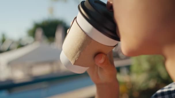 Primer Plano Mujer Joven Sosteniendo Una Taza Taza Café Para — Vídeo de stock