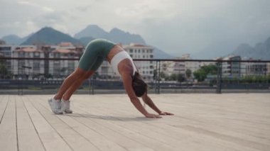 Yetişkin bir kadın yoga egzersizleri yapıyor. Sırtını ısıtıyor. Yüksek kalite 4k görüntü