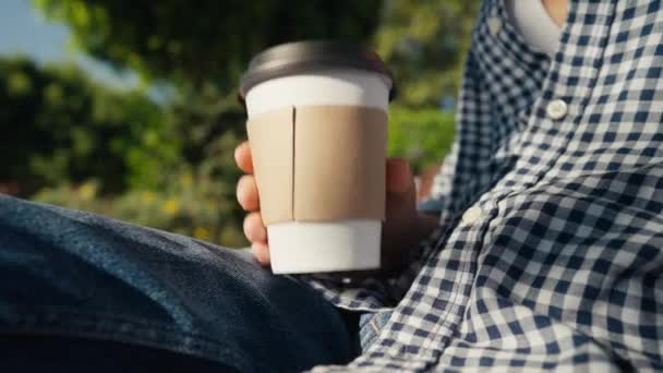 Aproape Femeie Tânără Care Deține Ceașcă Cafea Takeaway Adâncime Superficială — Videoclip de stoc
