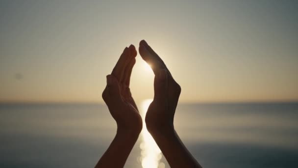 Šťastná Holka Pláži Při Západu Slunce Postava Vytvořená Prsty Ruce — Stock video