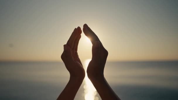 Ragazza Felice Sulla Spiaggia Tramonto Figura Fatta Con Dita Mani — Video Stock