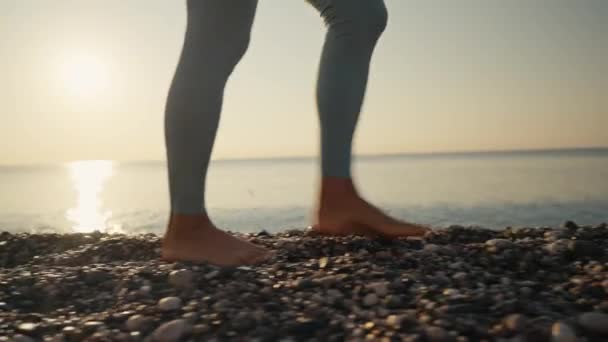 Uma Mulher Caminha Longo Praia Nos Seixos Nascer Sol Imagens — Vídeo de Stock