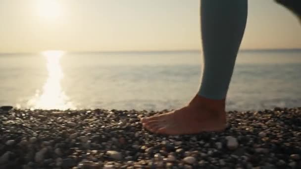 Uma Mulher Caminha Longo Praia Nos Seixos Nascer Sol Imagens — Vídeo de Stock