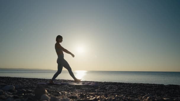 Een Jonge Blanke Vrouw Die Yoga Beoefent Jonge Gezonde Vrouw — Stockvideo