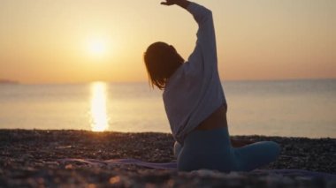 Genç beyaz kadın yoga yapıyor. Kadın silueti yoga yapıyor..