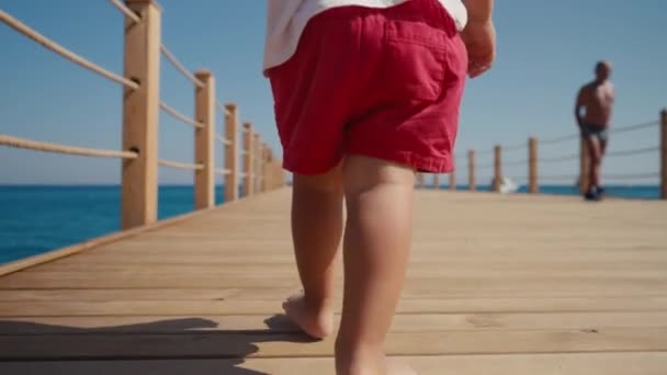 Kinderen Met Blote Voeten Platvoeten Voelt Blote Voeten Houten Brug — Stockvideo