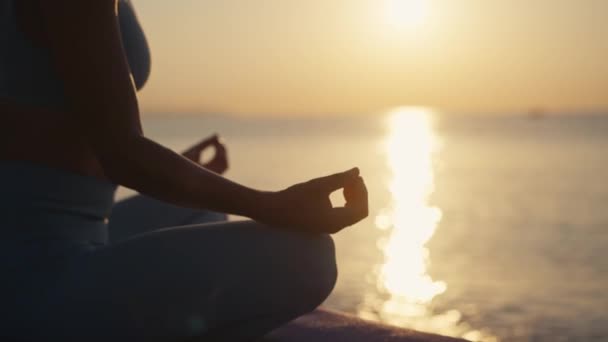 女人在海滩上做瑜伽姿势冥想 瑜伽的概念 在海滩上练习莲花姿势的手妇女 — 图库视频影像