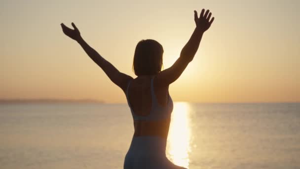 Silhouette Woman Practica Yoga Posando Para Meditación Con Vacaciones Verano — Vídeos de Stock