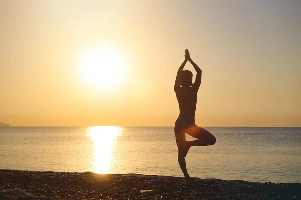 Giovane Donna Sana Che Pratica Yoga Sulla Spiaggia Tramonto Foto — Foto Stock