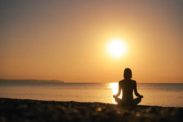 Silhouette Young Woman Practicing Yoga Beach Sunset Karon Beach Phuket — Stock Photo, Image
