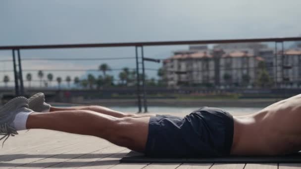 一个健康的高加索人在黑垫子上做超人的后背伸展动作 等高运动 户外运动和训练下背肌 — 图库视频影像
