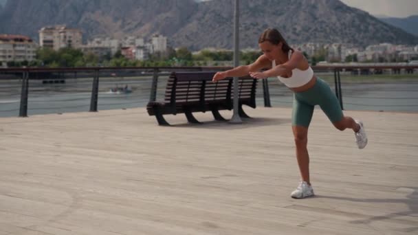 Młoda Kobieta Robi Ćwiczenia Równowagi Rozciąganie Sportów Joga Legginsy Odzieży — Wideo stockowe