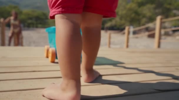 Дитячі Голі Ноги Плоскостопість Дитячі Голі Ноги Дерев Яному Мосту — стокове відео