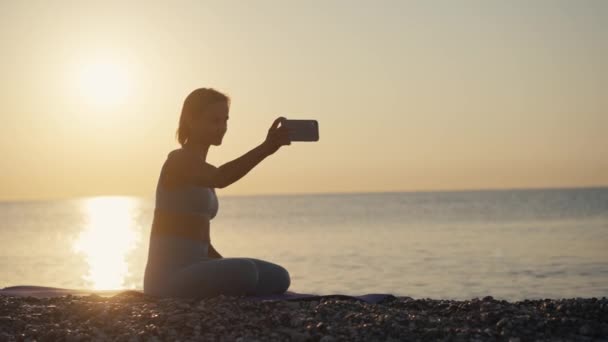 Uśmiechnięta Kobieta Robiąca Selfie Wschodzie Słońca Plaży Dziewczyna Pozująca Kamery — Wideo stockowe