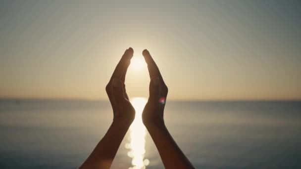 Gelukkig Meisje Het Strand Bij Zonsondergang Figuur Gemaakt Door Vingers — Stockvideo