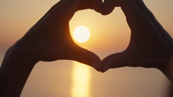 Mãos Formando Uma Forma Coração Com Silhueta Pôr Sol — Vídeo de Stock
