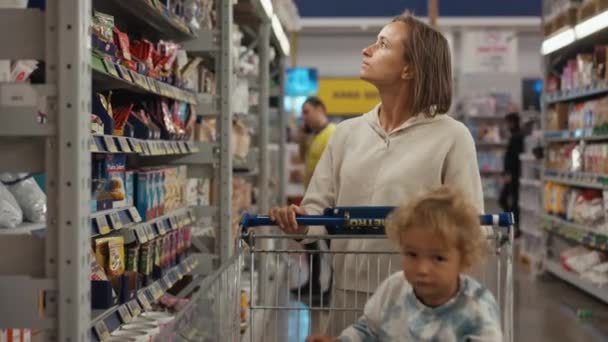 Garota Que Comprador Escolhe Produtos Nas Prateleiras Supermercado Comprador Examina — Vídeo de Stock