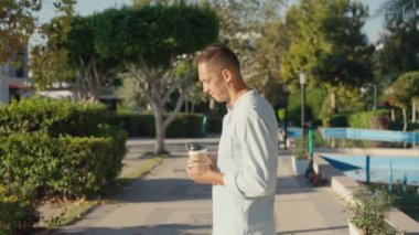 Bugün biraz daha kahve lazım. Kapalı kapılar ardında elinde tuttuğu iki paket boş bardaklı kahve. Servis kavramı