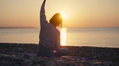 Genç beyaz kadın yoga yapıyor. Kadın silueti yoga yapıyor..