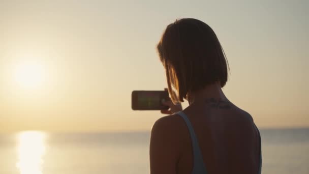 Vrouw Handen Houden Mobiele Telefoon Bij Zonsondergang Jonge Vrouw Sportkleding — Stockvideo