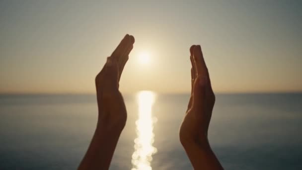 Chica Feliz Playa Atardecer Figura Hecha Por Los Dedos Manos — Vídeos de Stock