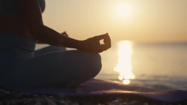 Silhouet Van Jonge Vrouw Die Yoga Beoefent Natuur Bij Zonsondergang — Stockvideo