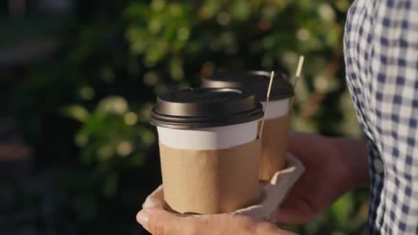 Dricka Kaffe Kvinnliga Kvinna Händer Som Håller Två Papperskoppar Varmt — Stockvideo