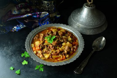 Doğu yahnisi masanın üstünde, yaklaşın.