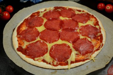 Lezzetli pizzanın yakın plan çekimi.