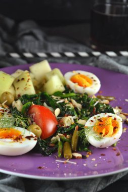 Yumurta, ıspanak ve fındıklı lezzetli salata.