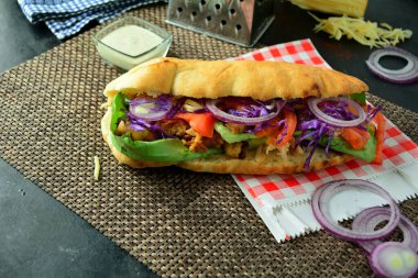 Lezzetli tavuk ızgaralı sandviçi yakın.