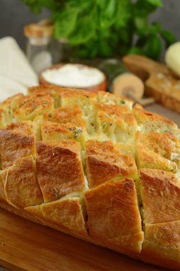 Lezzetli ev yapımı peynir ve sarımsaklı ekmek.