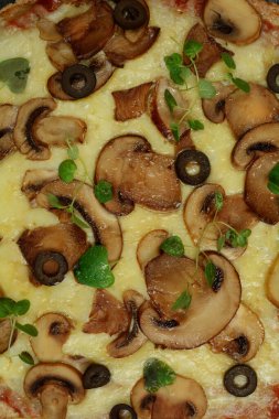 Lezzetli pizzanın yakın plan çekimi.