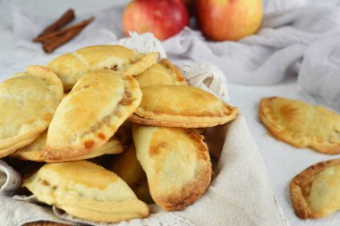 Lezzetli ev yapımı elmalı börek