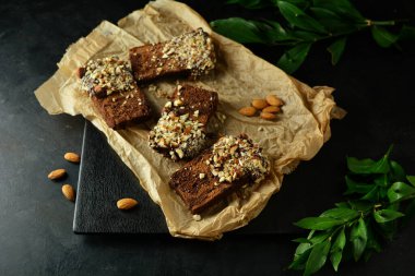 Çikolata ve fındık dilimlenmiş muzlu kakaolu ekmek.