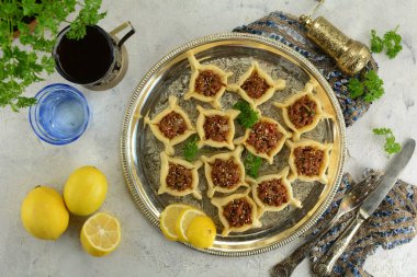 Geleneksel Ev Yapımı Lübnan Etli Turtaları - Sfeeha