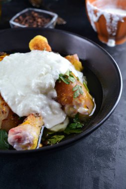 Lezzetli biryani soslu tavuk.