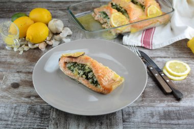 Lezzetli kremalı somon dolması.