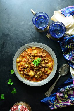 Doğu yahnisi masanın üstünde, yaklaşın.