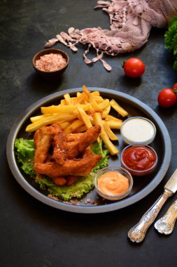 Balık kroket patates kızartması ile