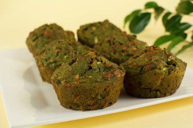 Lezzetli Savory Muffins 'in yakın plan çekimi.